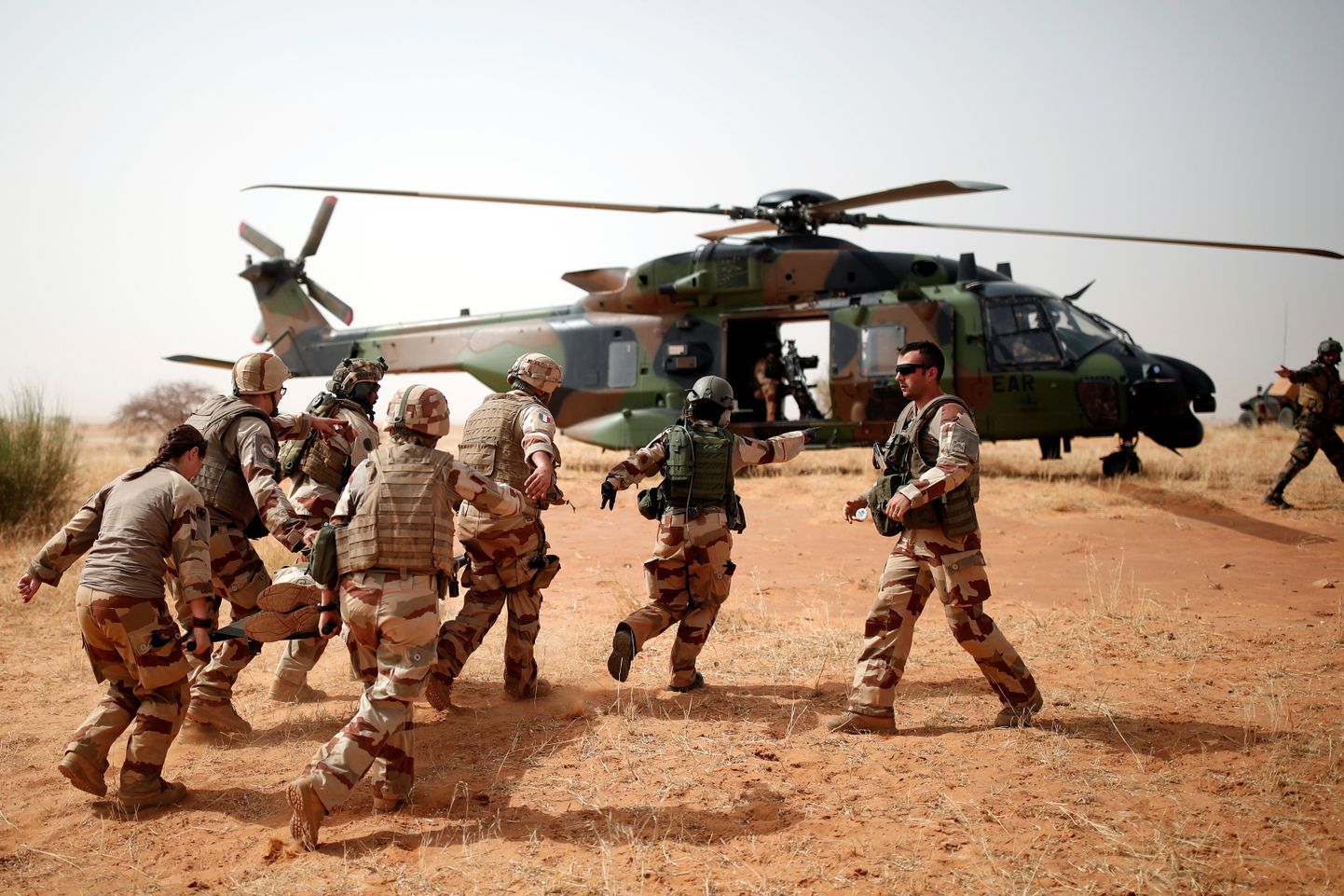 Prantsusmaa sõdurid kandmas vigastatud kaasvõitlejat helikopterile. Foto pärineb eelmise aasta oktoobrist.