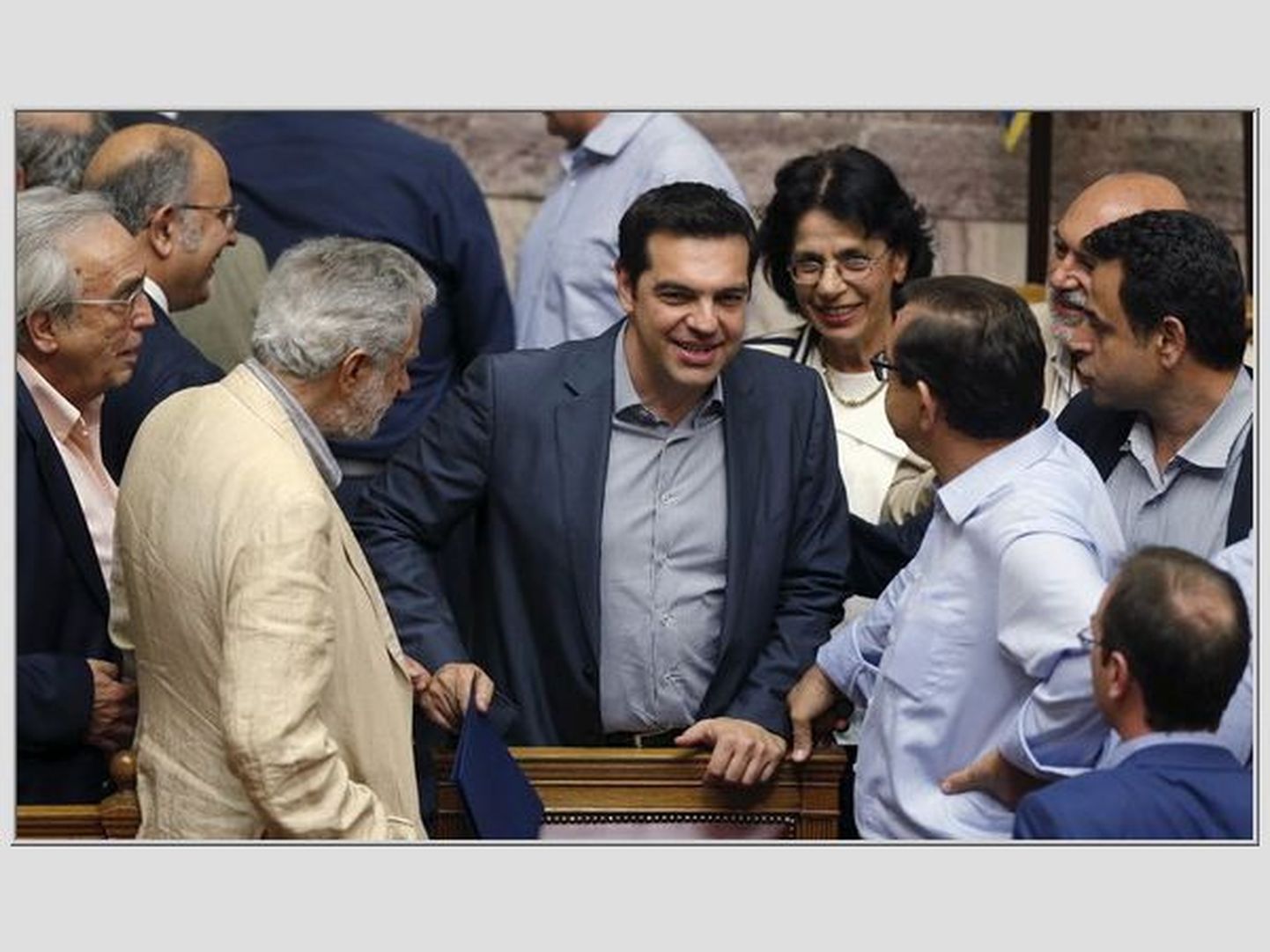 Tsiprase õnnitlemine täna hommikul Kreeka parlamendis pärast tema jaoks edukat hääletust.