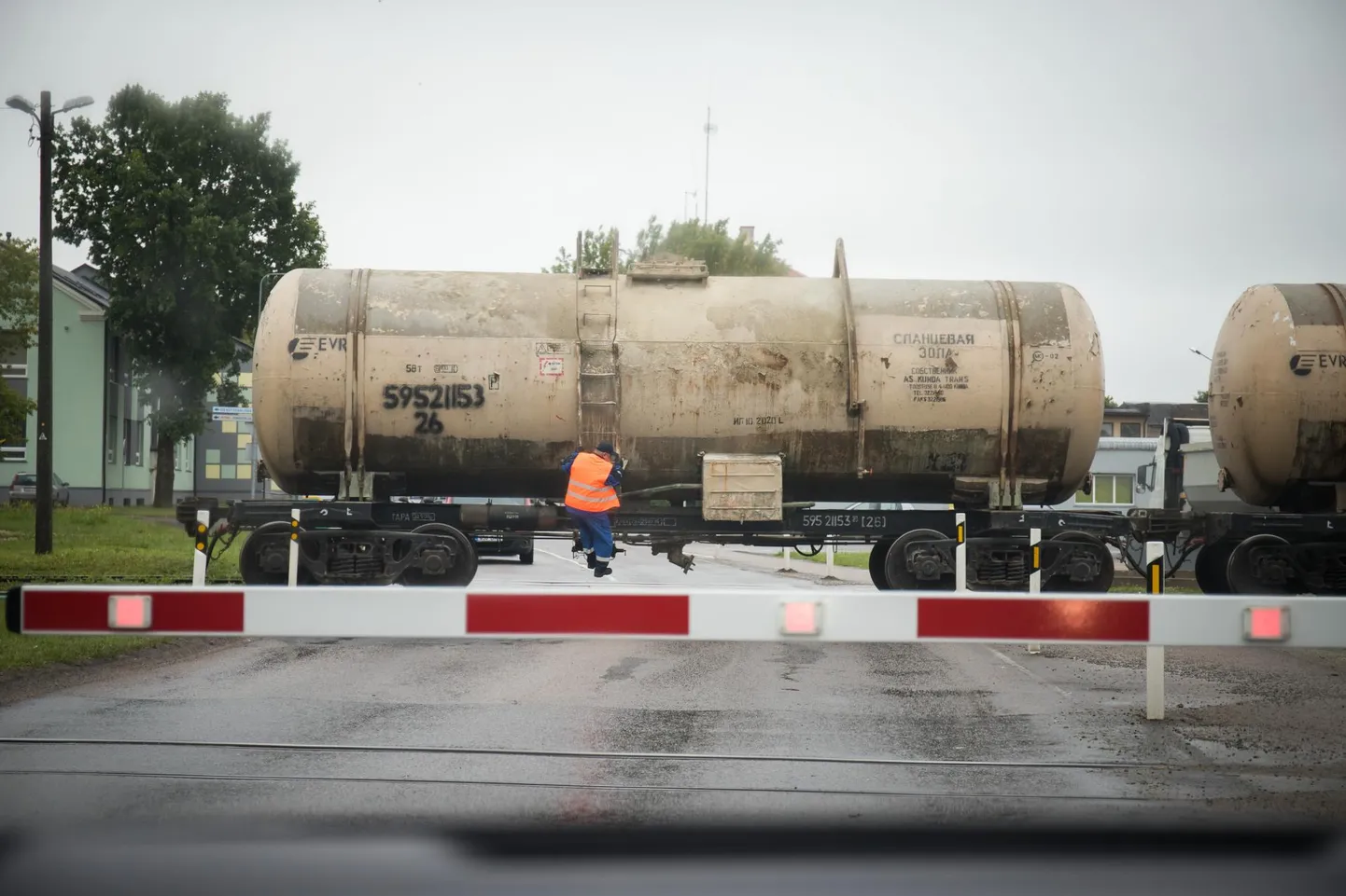 Tallinna–Narva raudteeliin on kavas 2028. aastaks elektrifitseerida ja kiiremaks muuta, mis eeldab muu hulgas ülesõitudel ohutuse suurendamist.