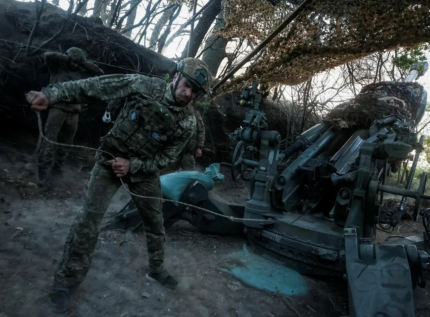 Ukraina sõjaväelased läinud nädalavahetusel Donetski oblastis tulistamas Vene vägede positsioone M777 haubitsast, mis kasutab 155-millimeetrise kaliibriga moona. Selle ränka nappust peaks USA abipakett leevendama.