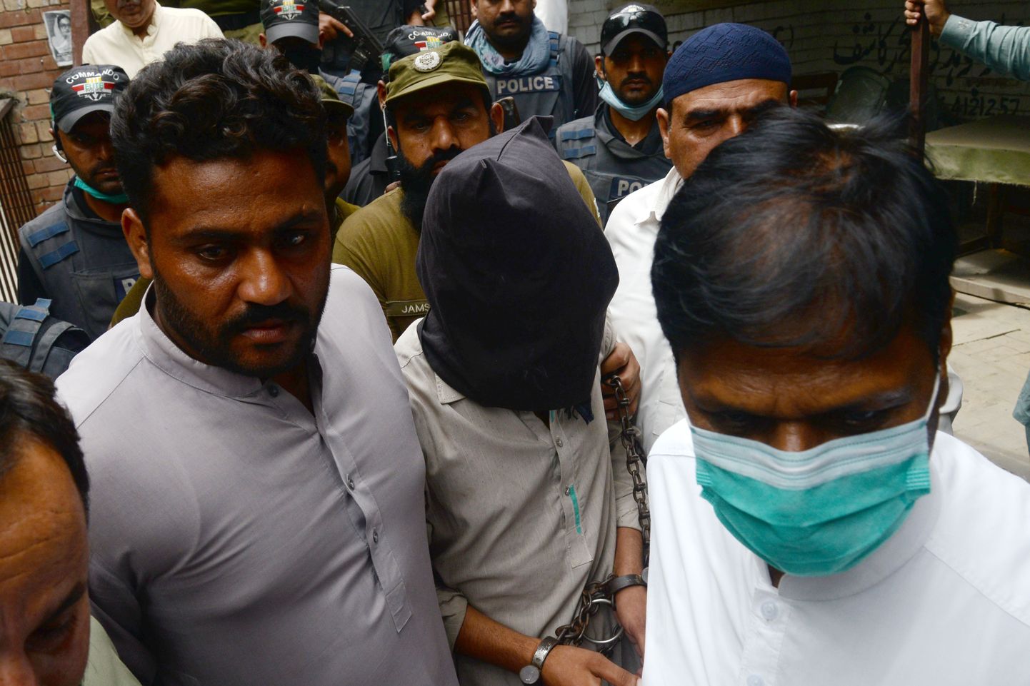 Arvatav Lahore vägistaja (keskel).
