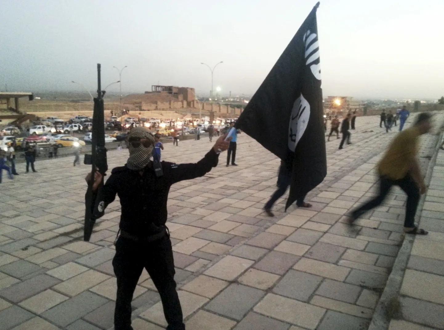 Islamiriigi võitleja lipuga.