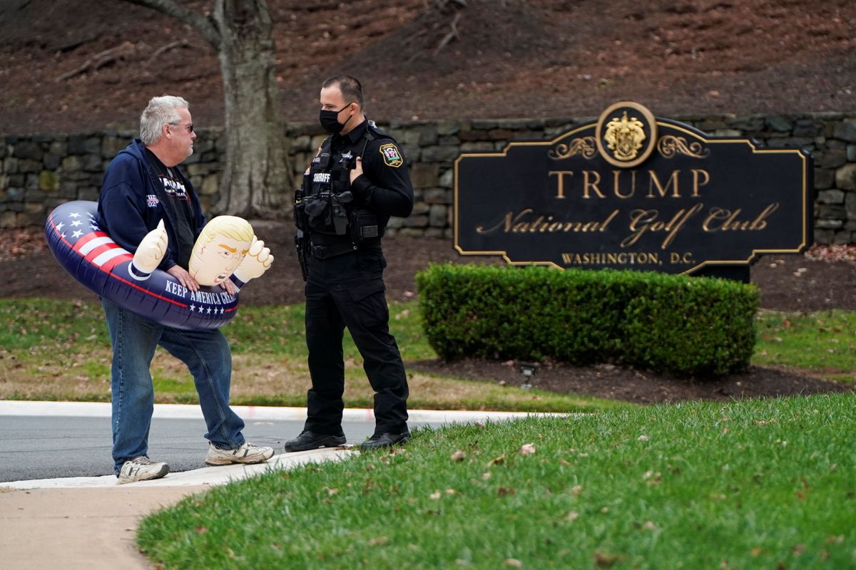 Donalda Trampa fans gaida prezidentu iznākam no golfa kluba Stērlingā, Virdžīnijā.