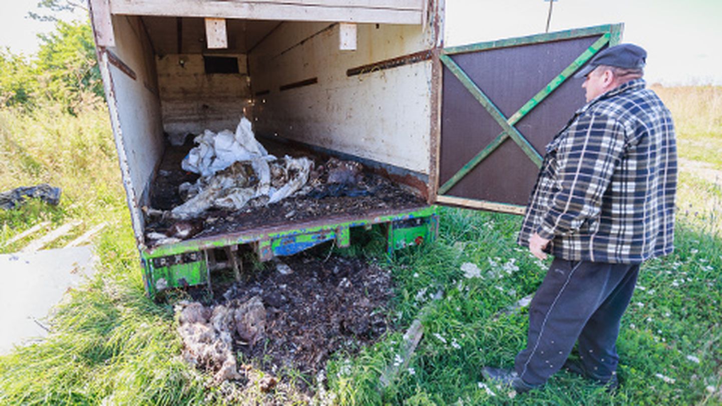 Viktor Krapivin näitab oma suvila lähedal asuvat konteinerit, kuhu tema naaber surnud kitsed ladestab.