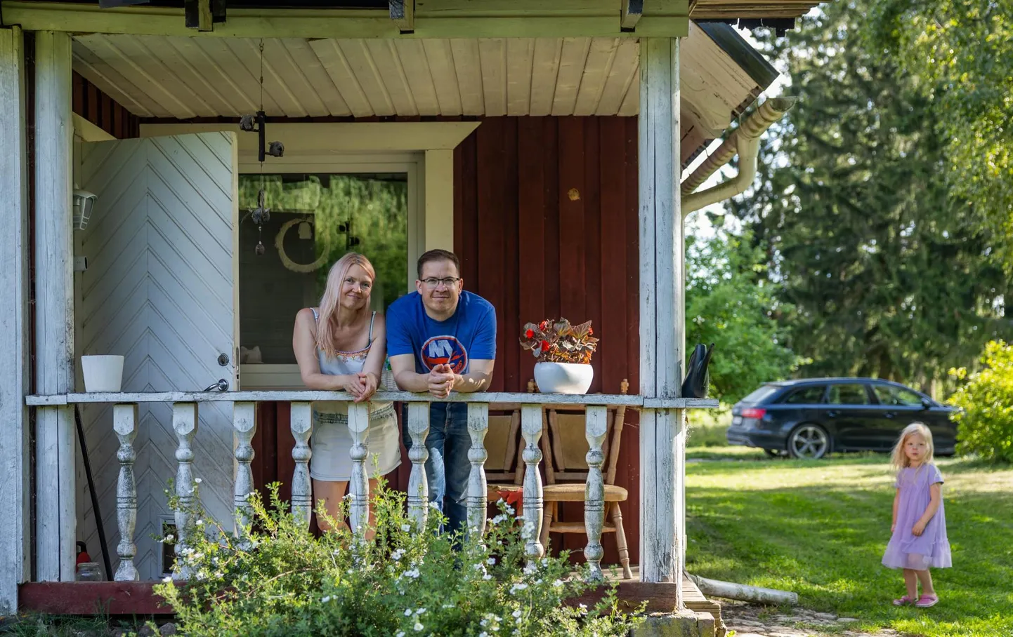 Kadi Veesaar, Martin Sulg ja nende tütar Natali naudivad maaelu.