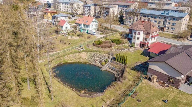 290 000 maksev villa seisab Valuoja oru kaldal ning selle õuel ilutseb tiik.