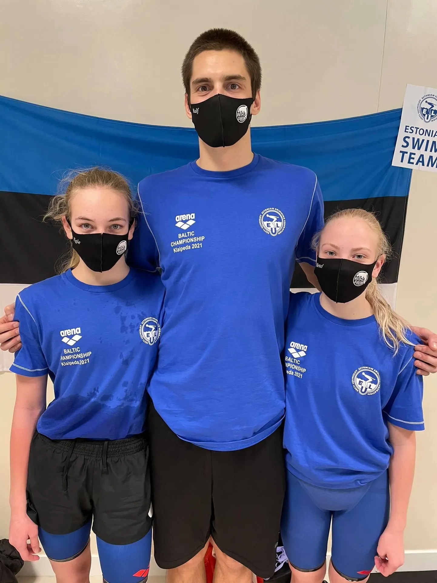 Wiru Swim ujujad Mirtel Merimaa (paremal) ja Egle Salu koos treener Ralf Tribuntsoviga.