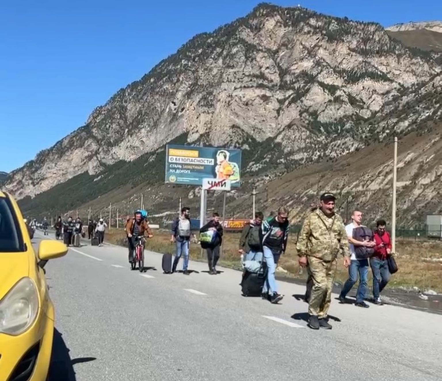 Люди пешком пересекают границу России и Грузии, 25 сентября.