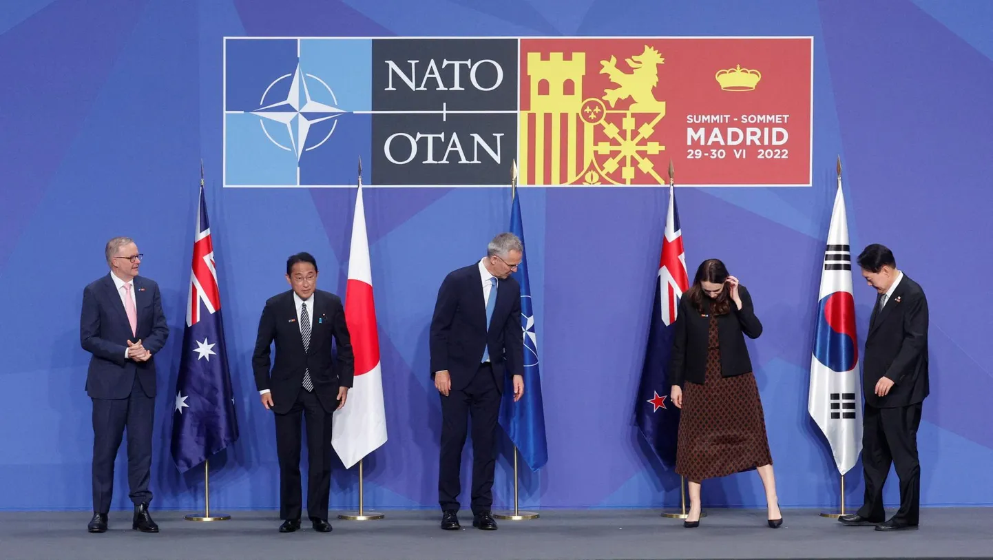 Esimesele pärast Ukraina sõda peetud NATO tippkohtumisele 2022. aastal Madridis tulid esimest korda kohale ka neli India ja Vaikse ookeani partneri liidrit: Austraalia, Jaapani ja Uus-Meremaa peaministrid Anthony Albanese, Fumio Kishida ja Jacinda Ardern ning Lõuna-Korea president Yoon Suk-yeol.