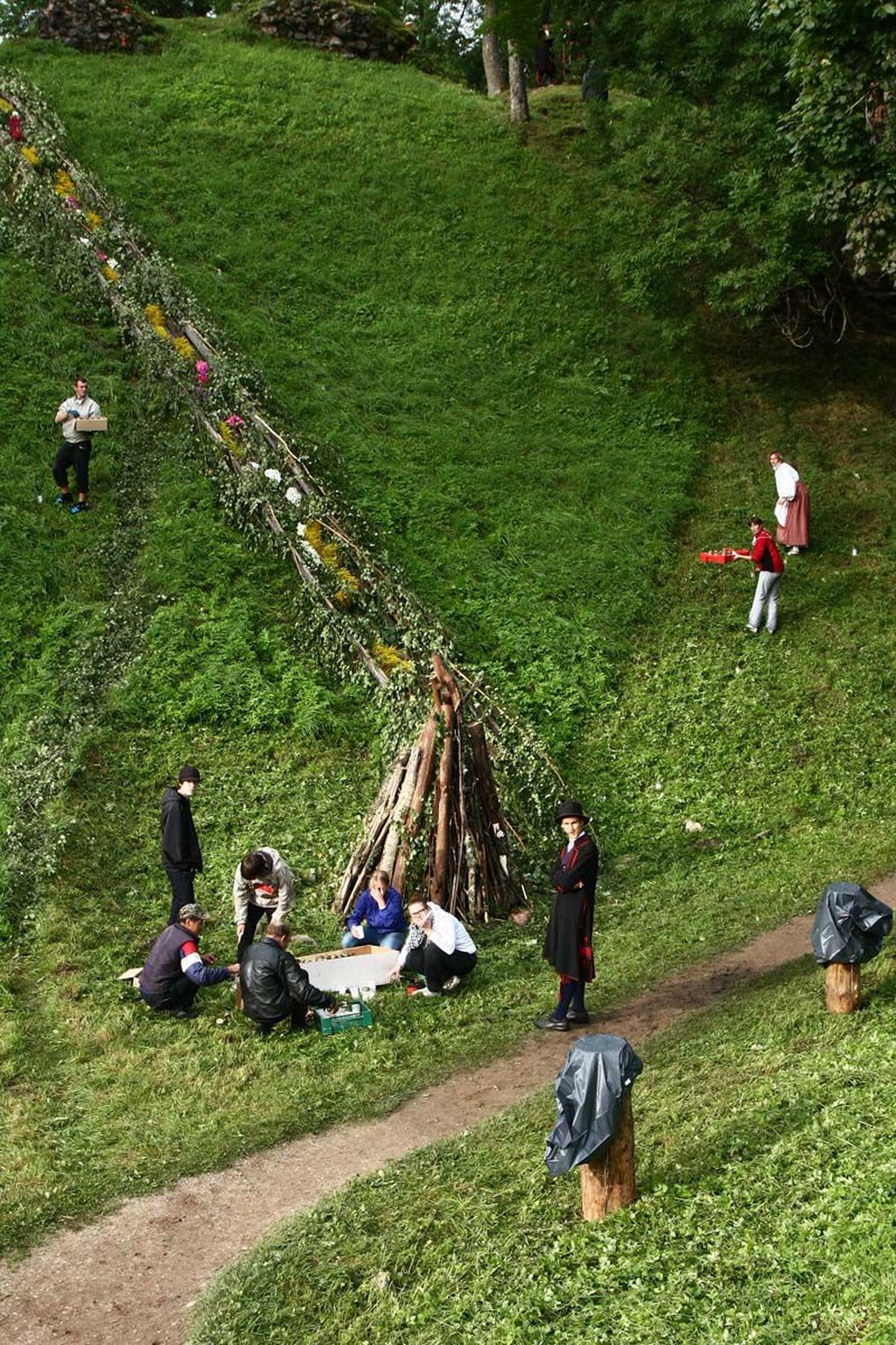 Tõrva loodusfestivali lõpetamine Helme lossivaremeis.