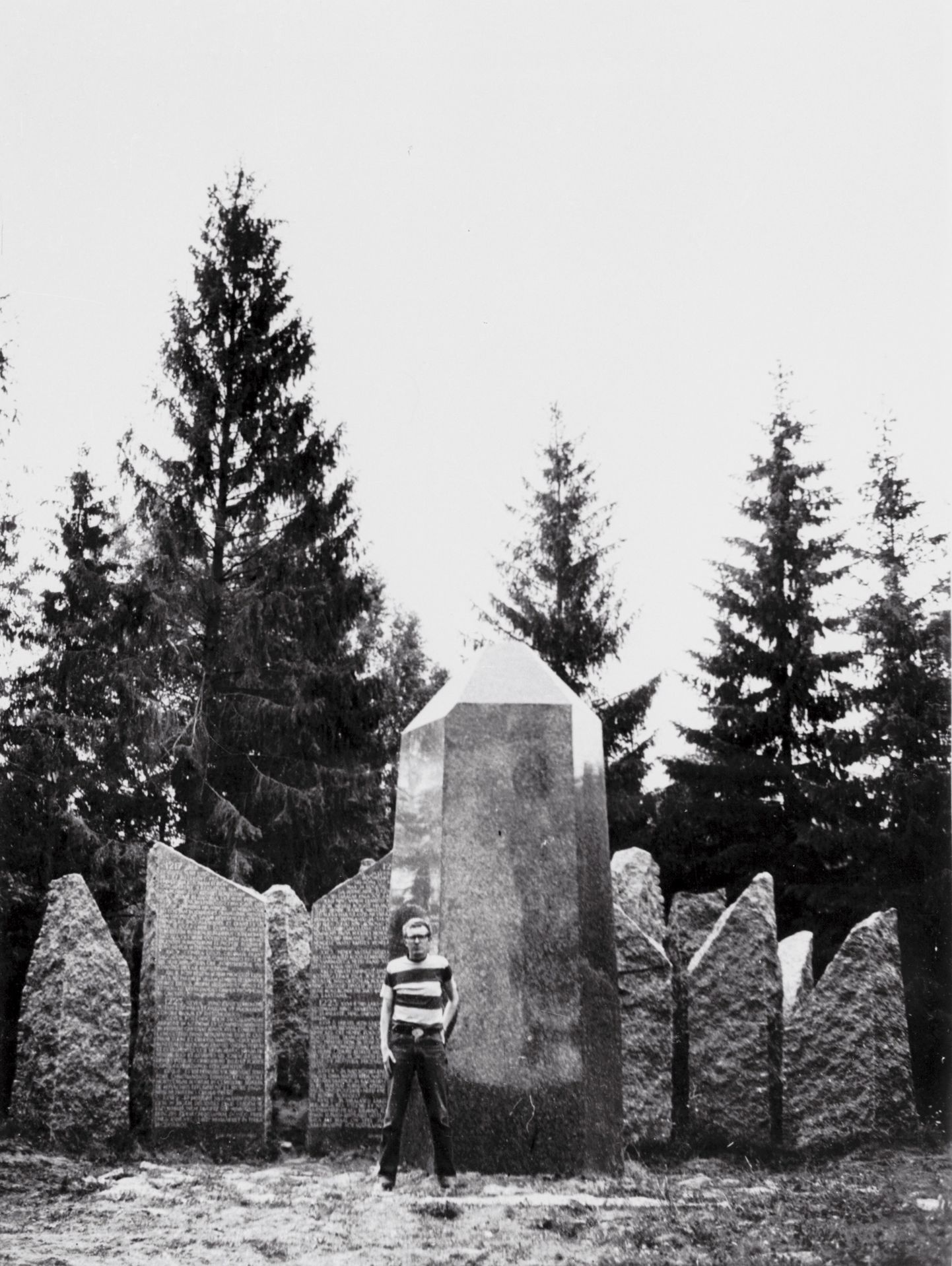 Ülo Stöör ja monument «Sakalamaa kaitsjatele 1217–1223»