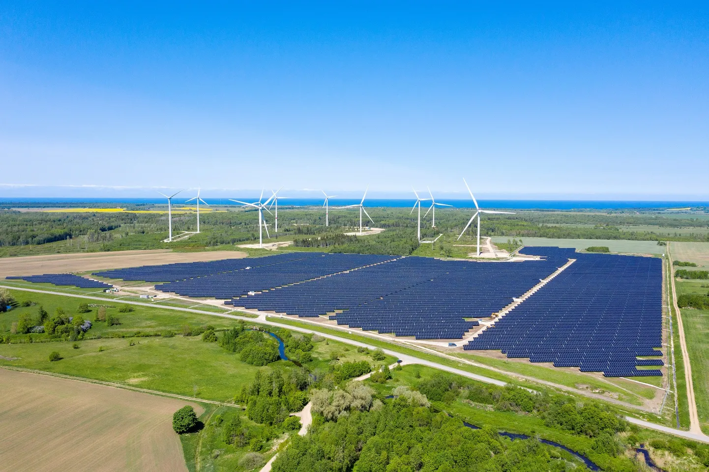 В 2023 году компания "Enefit Green" удостоилась награды за "Коммерческое достижение года в Ида-Вирумаа" за строительство ветро-солнечного гибридного парка в Пуртсе недалеко от Кивиыли. Нынче кандидатов на участие в конкурсе можно выдвигать до 23 сентября.