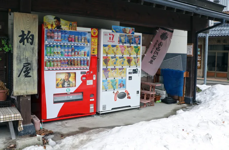 Müügiautomaadid väikses ja eraldatud Yunishigawa mägikülas. Parempoolne müüb jäätist.