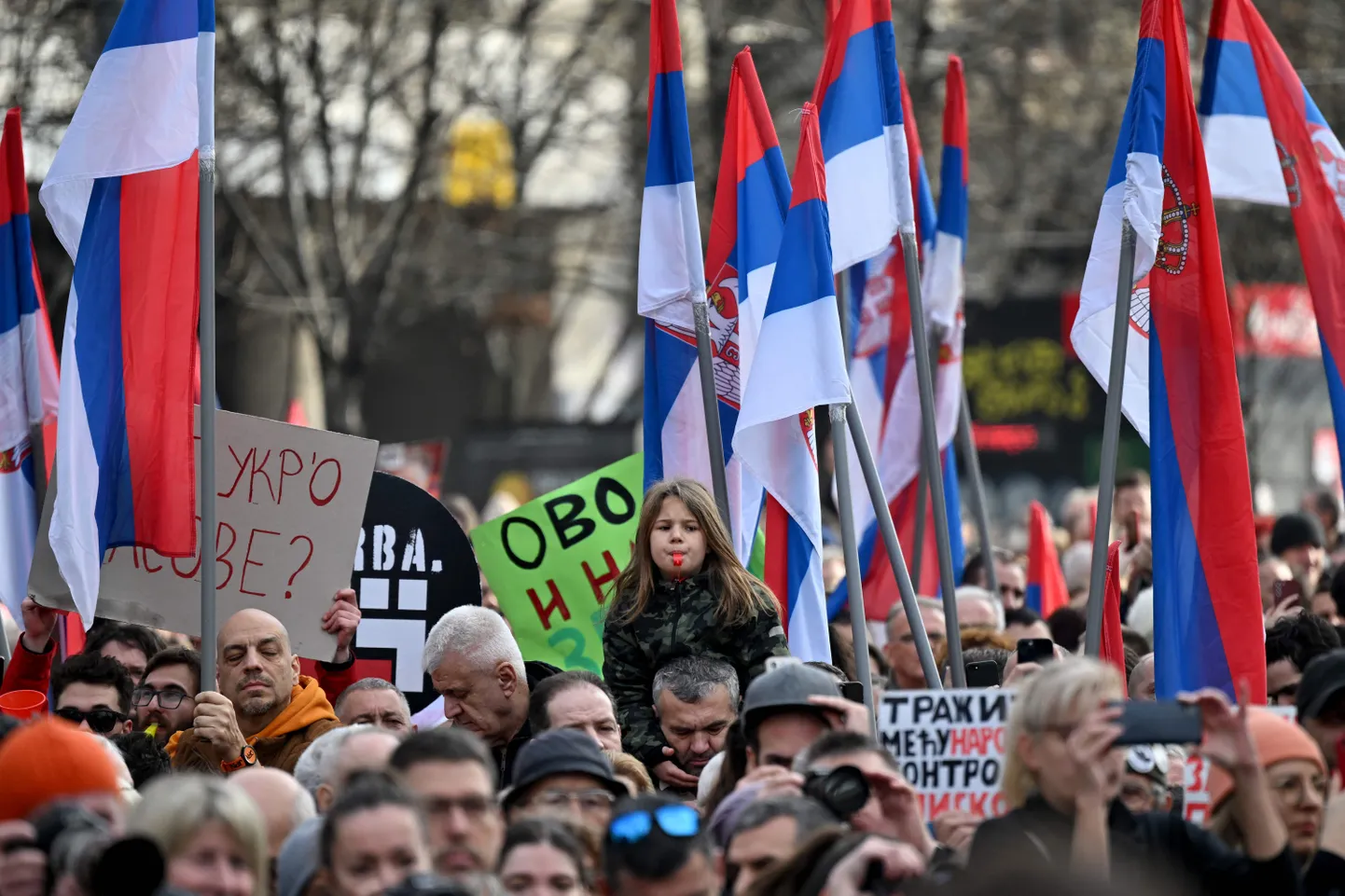 Demokraatiameelsed meeleavaldajad Belgradi tänaval detsembri lõpus protestimas väidetavate rikkumiste vastu parlamendivalimistel.