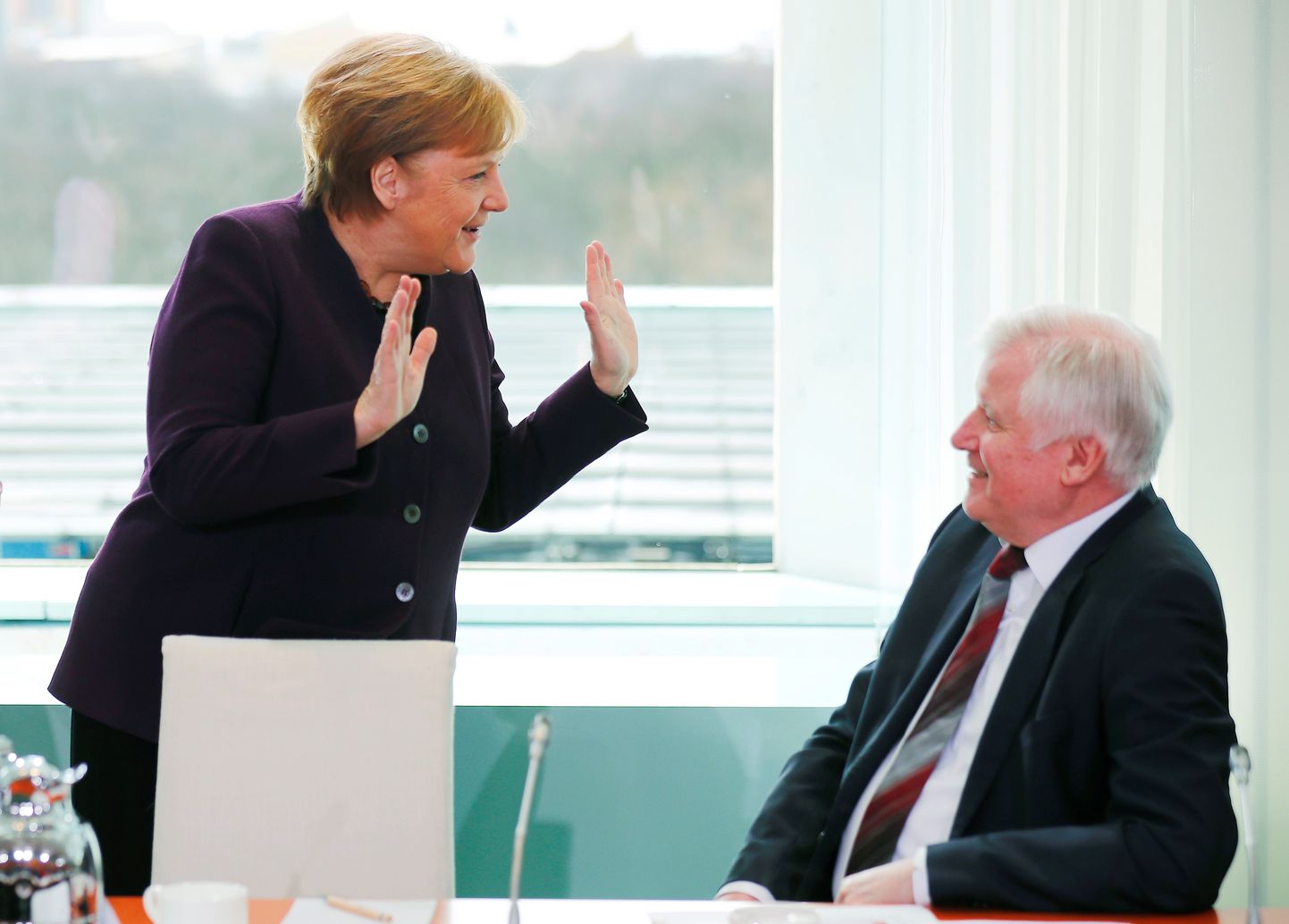 Saksa kantsler Angela Merkel selgitab siseminister Horst Seehoferile, et käesurumine ei ole kõige parem mõte.