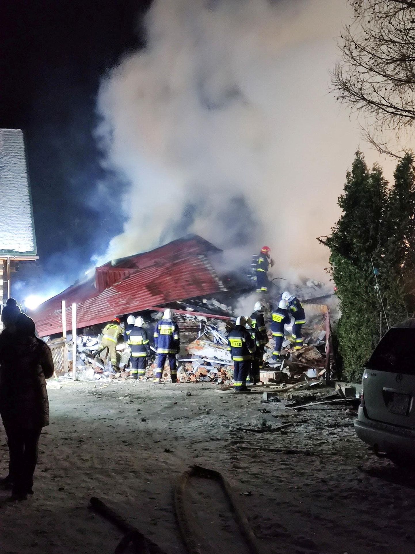 Päästjad Poola gaasiplahvatuses hävinud hoone juures.
