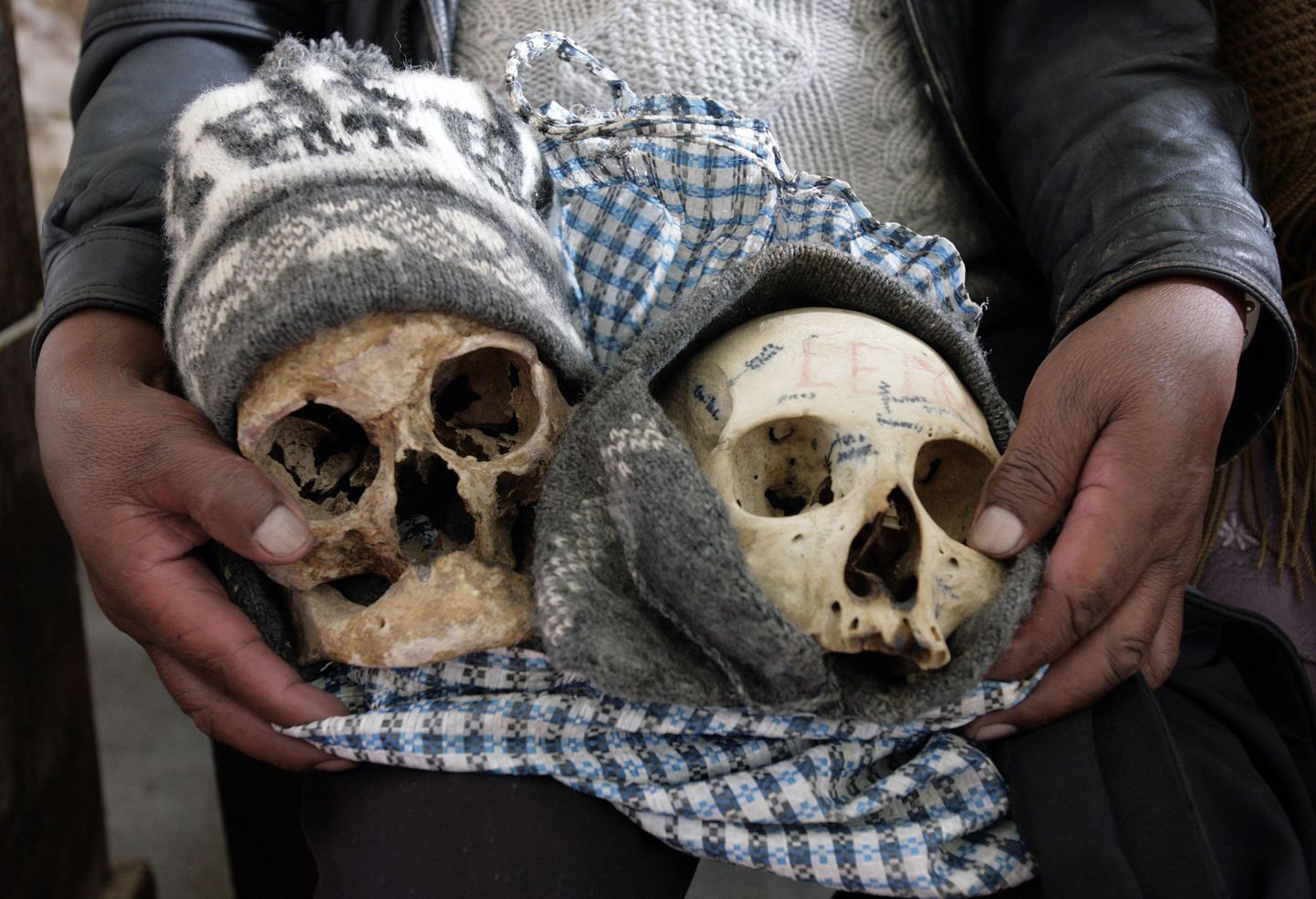 Boliivlane kolpasid surnuaiale kandmas