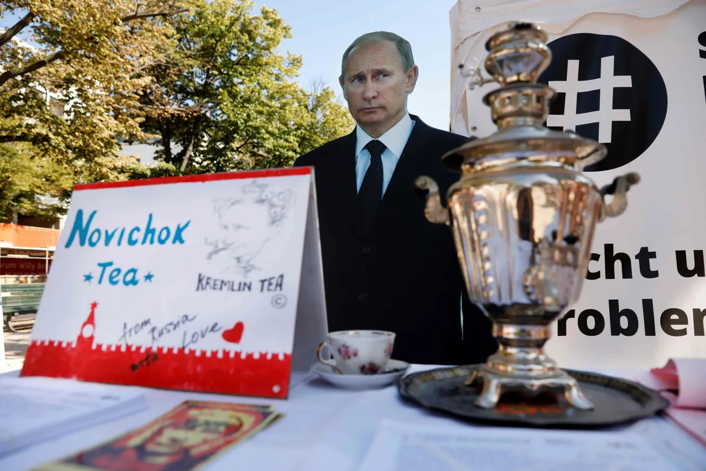Vene saatkonna ette Berliinis püstitati sügisel pilt Vene presidendist Vladimir Putinist, kes pakub möödujatele Novitšoki närvimürgiga teed.