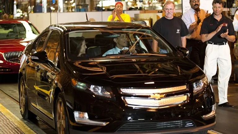 Baraks Obama iemēģina General Motors hibrīdmašīnu Chevrolet Volt 