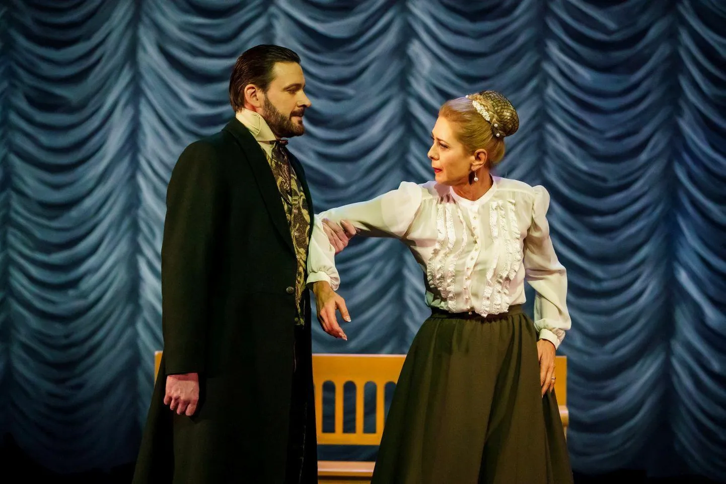 Grigori Lvovitš Murov (Margus Grosnõi) ja Jelena Ivanovna Krutšinina (Ülle Lichtfeldt).