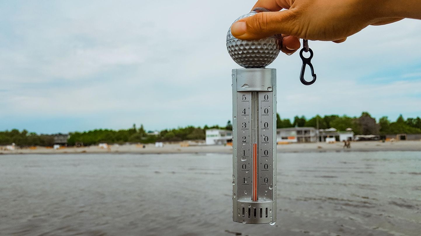 Kodune termomeeter näitas Pärnu rannas vee pealmise kihi soojuseks 19 kraadi.