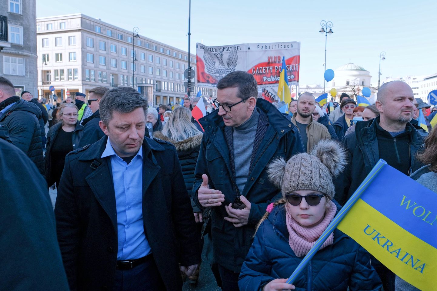 Poola peaminister Mateusz Morawiecki (keskel) aja tema kantselei juht Michal Dworczyk (vasakul) osalemas Ukraina sõja vastasel meeleavaldusel.