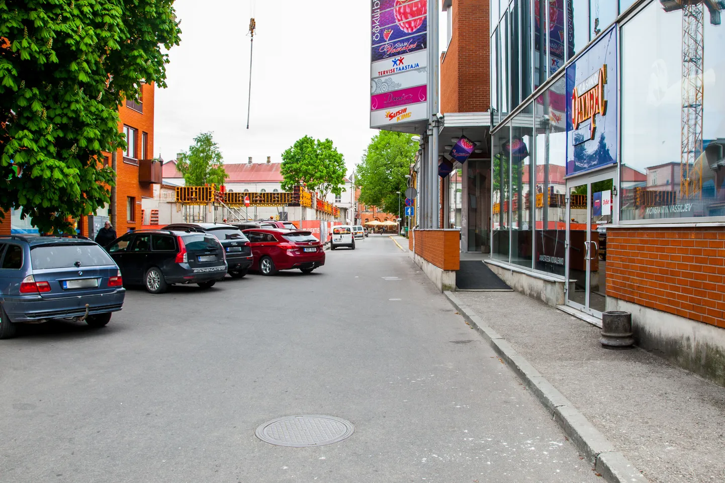 Nagu turvakaamera lindilt näha, läks üks 9. novembri pummelung Hommiku tänaval vägivaldseks hommikul kella 7.30 aegu.