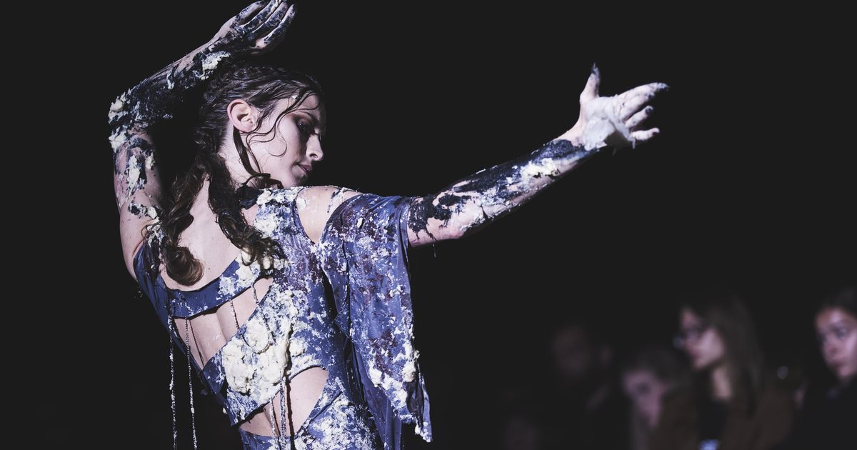 GALERII. SAAL biennaalil etendus Alissa Šnaideri performance