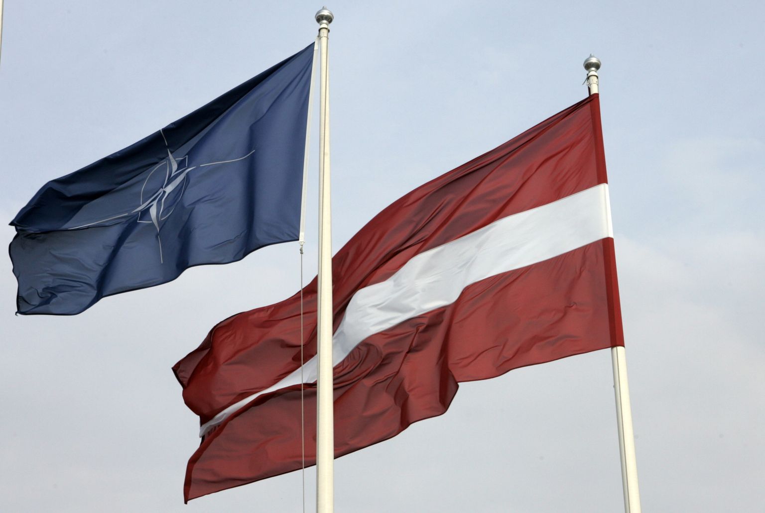 Флаги НАТО и Латвии