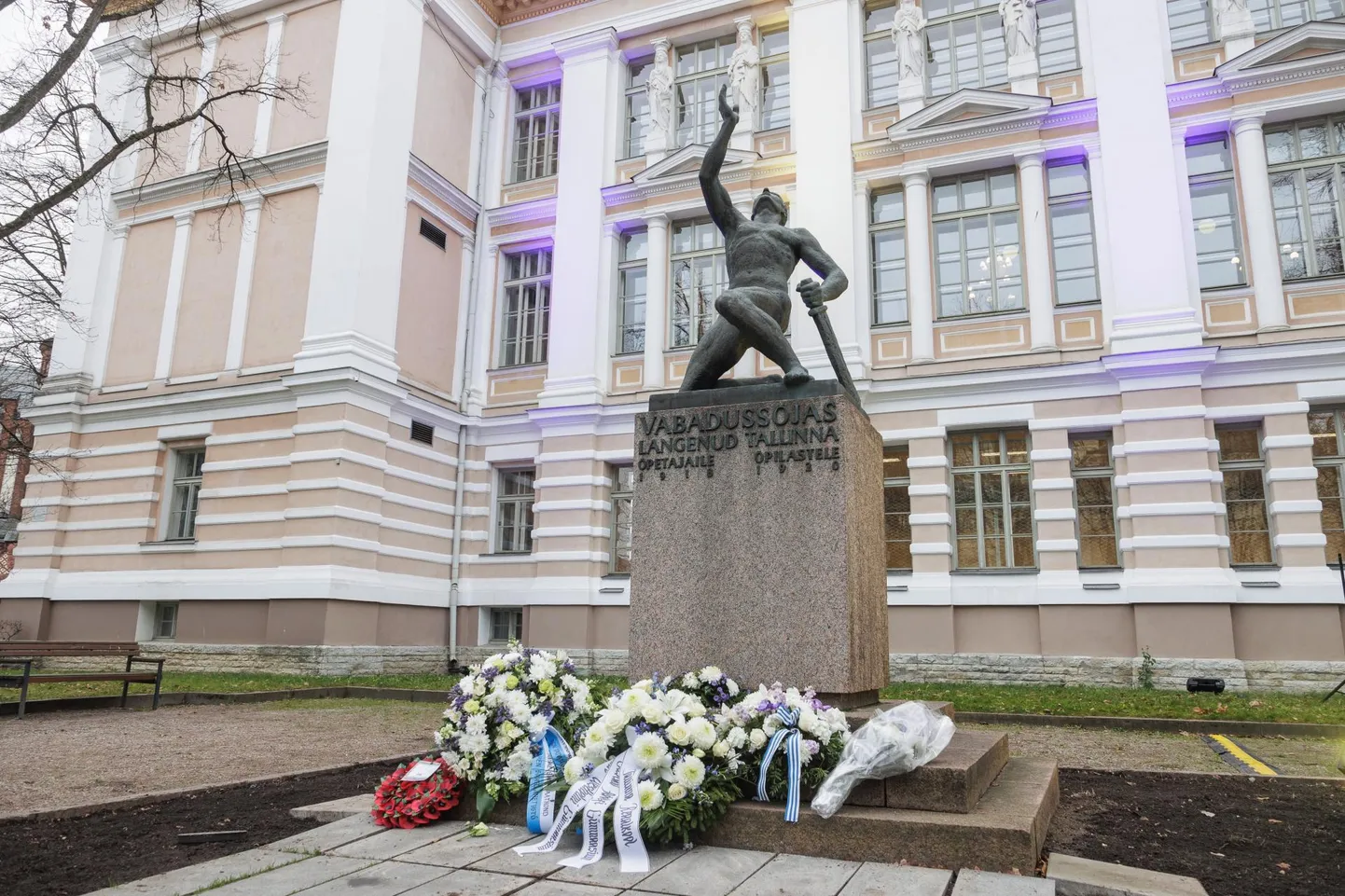 Reaali Poisi monument ümbermõtestamist ootamas.