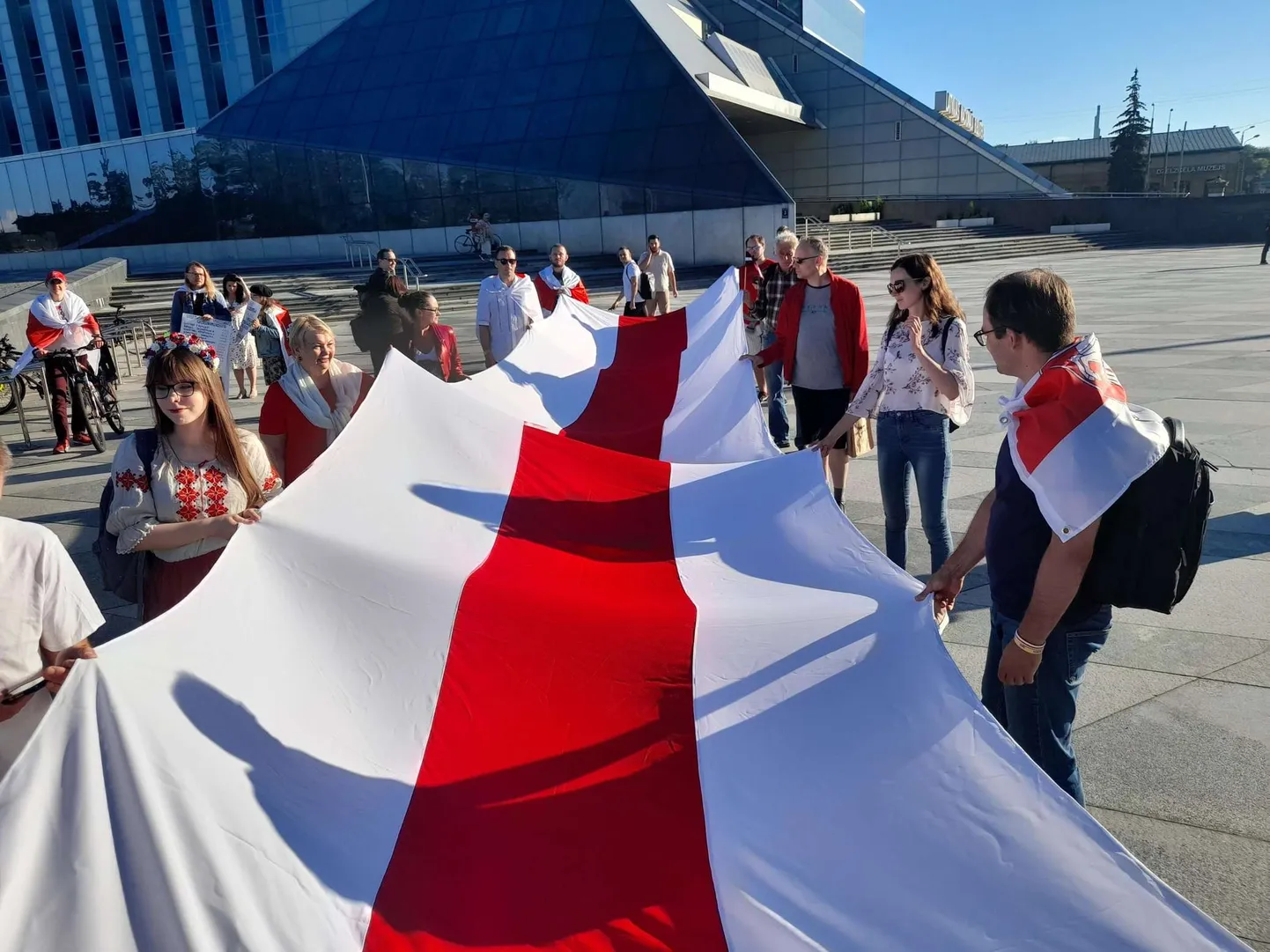 Ap 50 cilvēku Rīgā piedalās protesta gājienā otrajā gadadienā kopš falsificētajām Baltkrievijas prezidenta vēlēšanām.