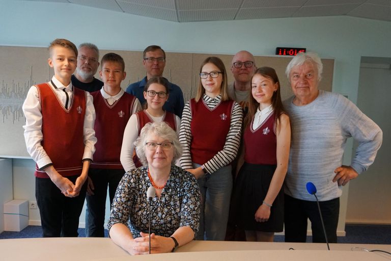 Pärnu Kuninga tänava põhikooli õpilased võtsid Vikerraadios mõõtu “Mnemoturniiri” meeskonnaga.