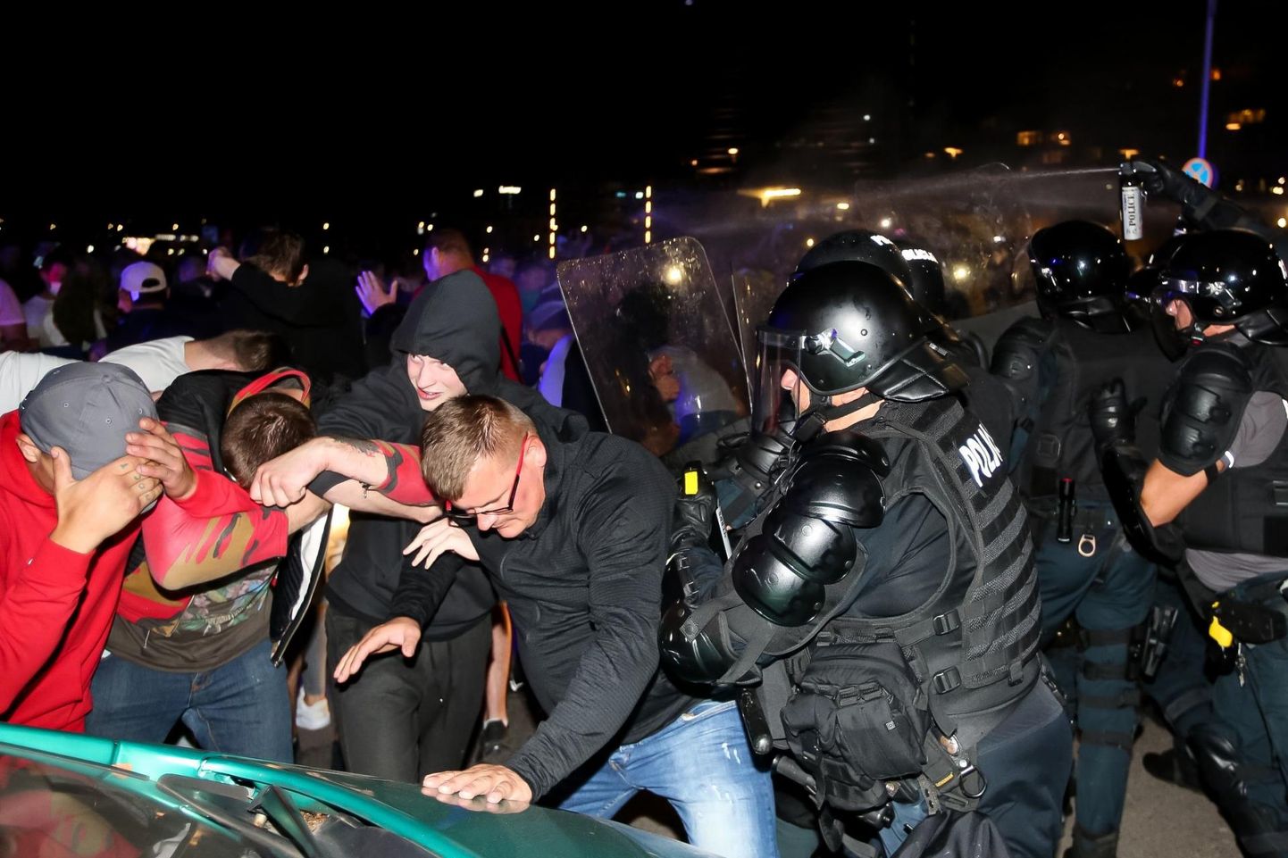 Märulipolitsei üleeile õhtul Vilniuse parlamendihoone kaitsel. 