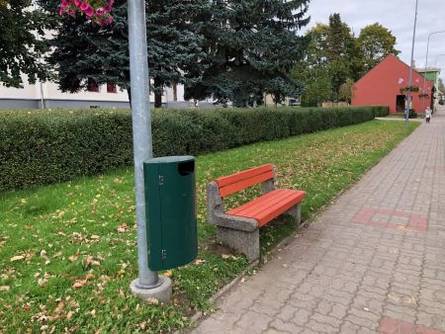 Võru elanikud saavad avaldada arvamust uute istepinkide paigaldamiseks.