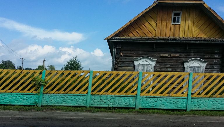 Teeäärne vaade Valgevene külas, kus inimesed elavad.