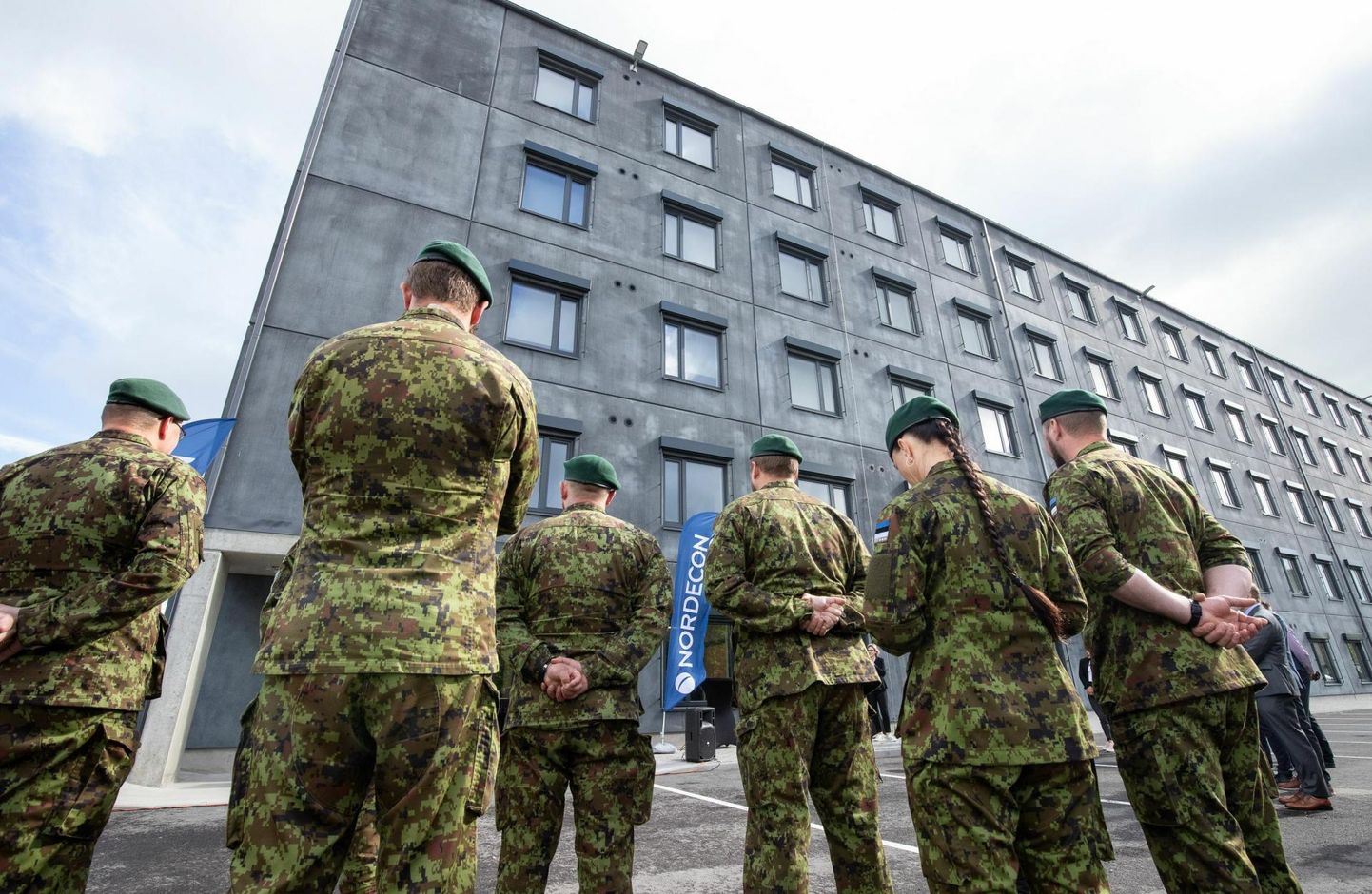 Tegevväelaste uue kasarmu avamine 2021. aasta juunis Tapa linnakus. Viimastel aastatel ongi kaitseväe taristuinvesteeringutest läinud suur osa Tapa linnaku arendamisse, nüüd on järjekord jõudnud Põhja- ja Lääne-Eestisse.