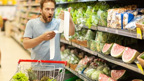 Упаковки меньше и космическая стоимость: жители Латвии в шоке от цен в супермаркетах