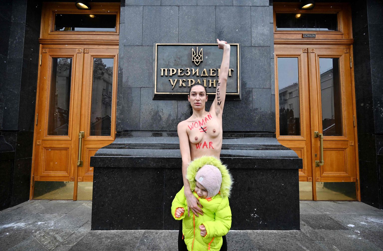 Femeni aktivist protesteerib tütrega Ukraina presidendipalee ees valitsuse kava vastu naiste sõjaväekohuslusest 27. jaanuaril 2022, kuu aega enne sõja algust.
