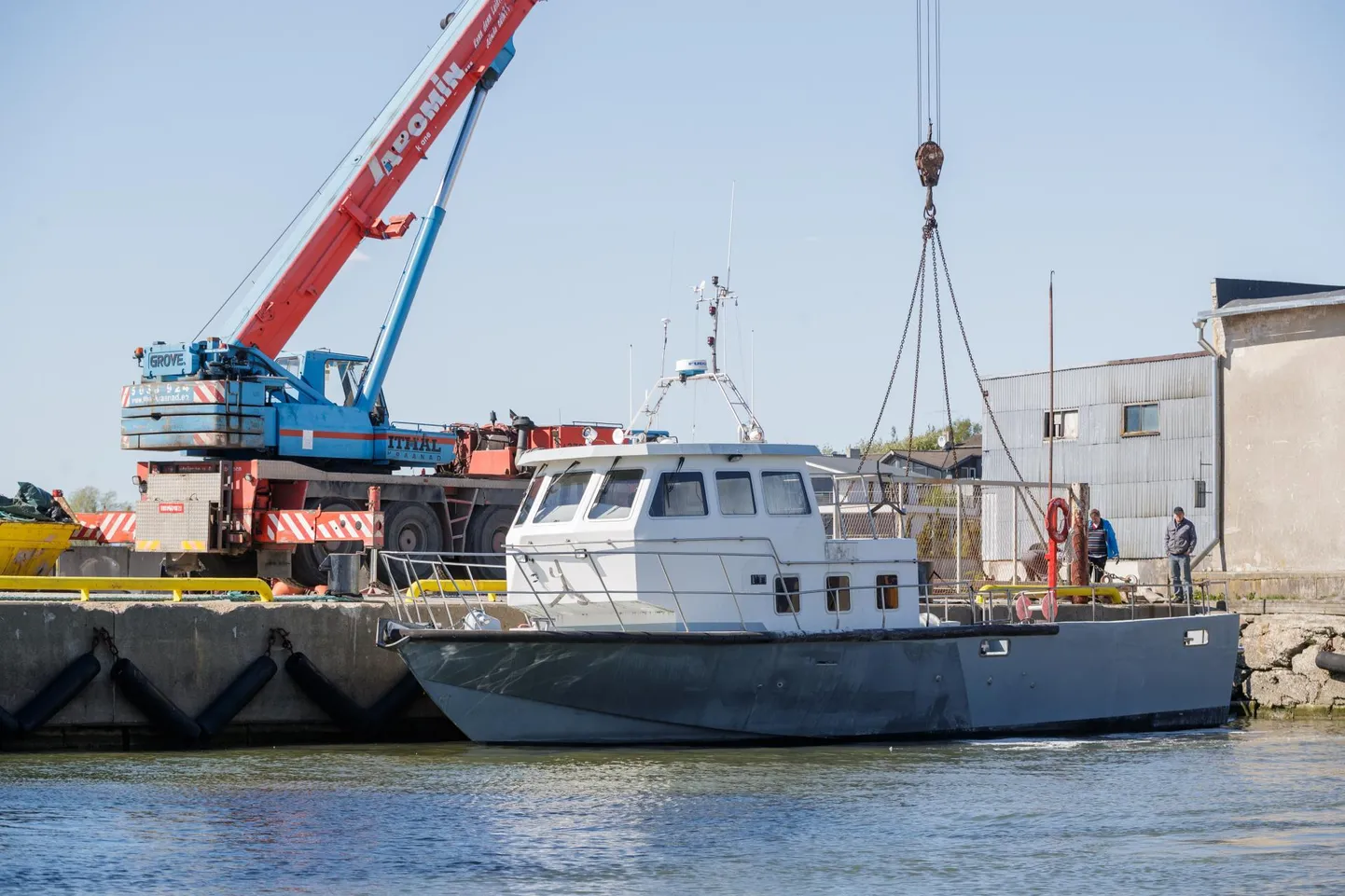 Reedel transporditi Lood Miiduranna sadamast puksiiri abil Lennusadamasse.