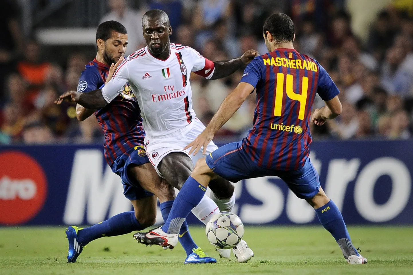 Javer Mascherano (paremal) ja Dani Alves (vasakul).