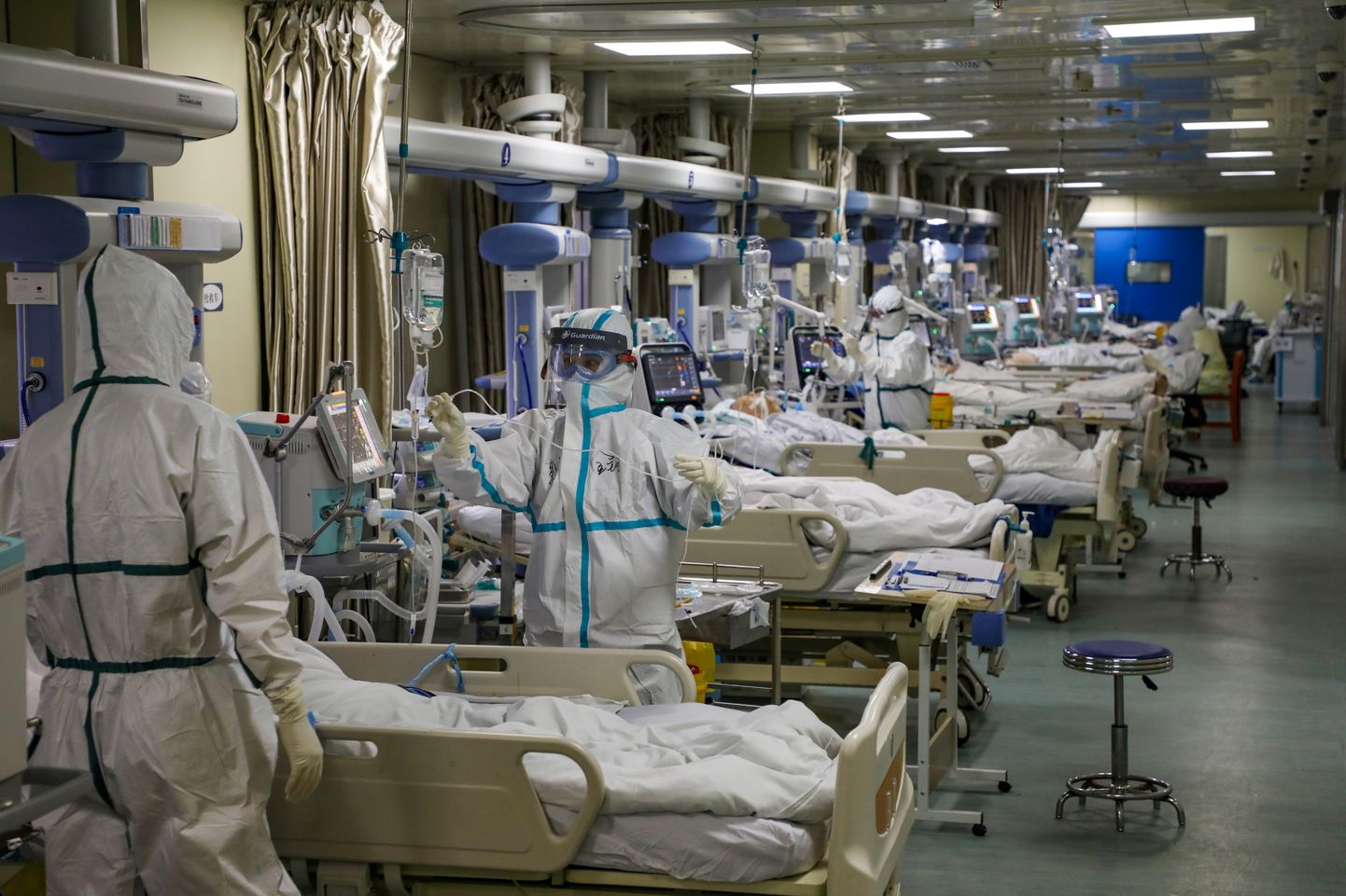 Hiina Hubei provintsi Wuhani üks haiglatest veebruaris 2020, kus intensiivravi osakonnas on näha koroonaviiruse põhjustatud viirushaiguse Covid-19 põdejaid ja kaitseülikondades arste