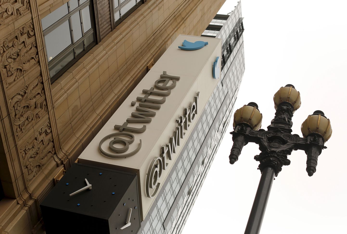 Twitteri logo ettevõtte peakontori seinal San Franciscos