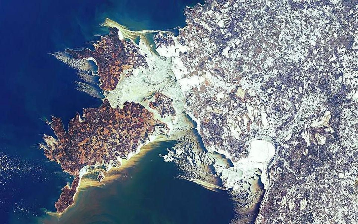 Nii paistab Eesti rannikut ümbritsev jääpiir 800 kilomeetri kõrguselt  sateliidi Sentinel-2 pardalt.