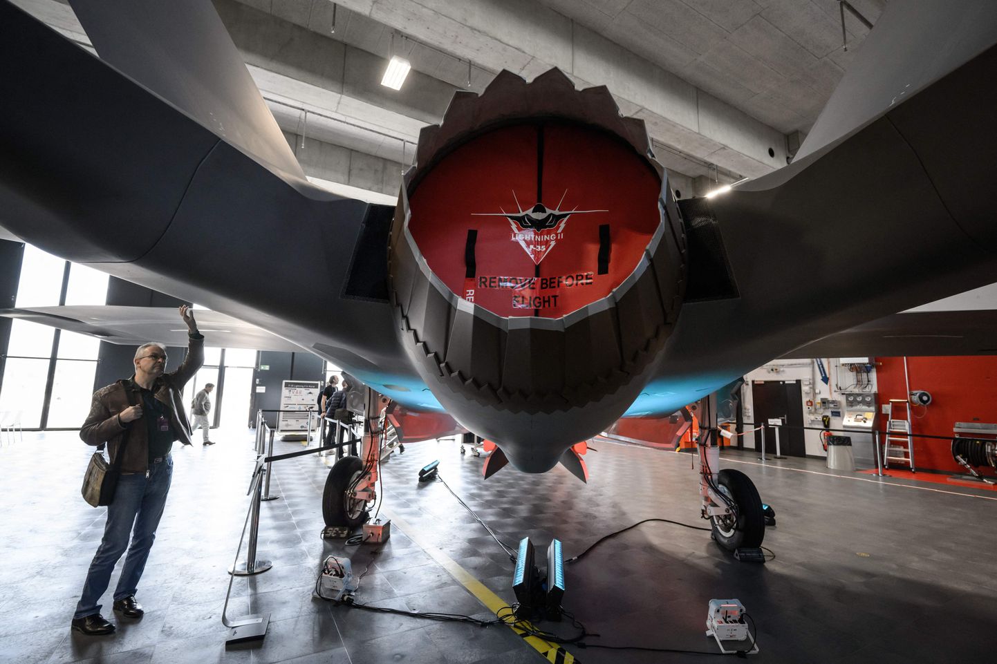 Ajakirjanik 24. märtsil 2022 Šveitsi Emmeni lennubaasis Lockheed Martini hävituslennuki F-35 A Lightning II mudelit uurimas.