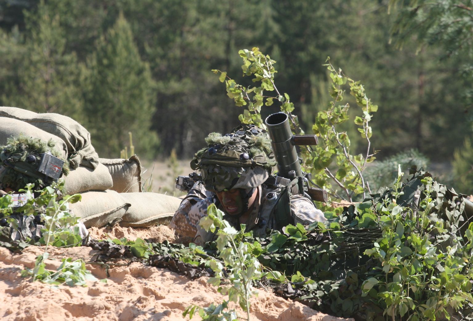 Военный во время учений.