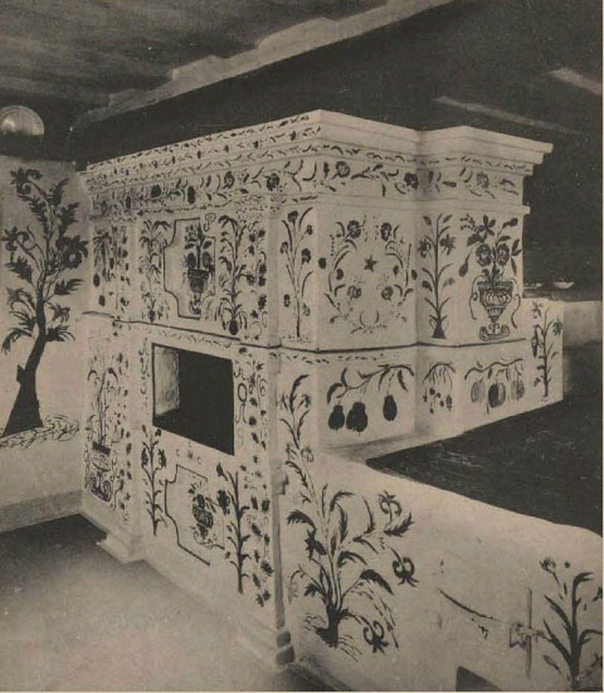 Petrikivka stiilis maalitud ahi 1920ndatest