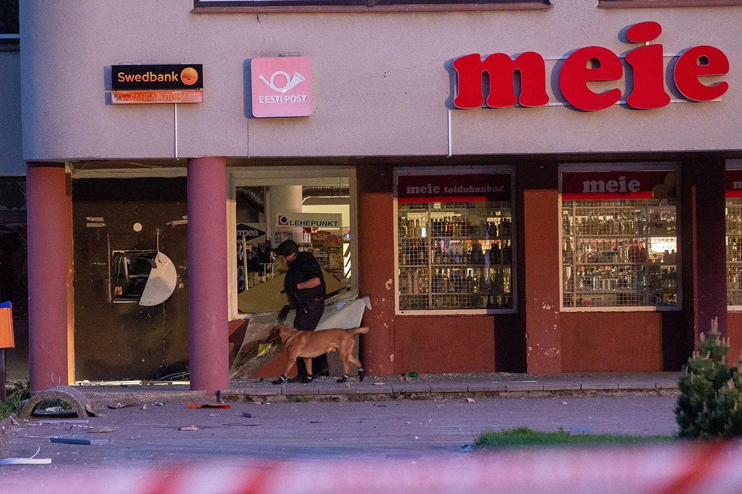 Enne kui politseinikel lubati sularahaautomaadi jäänustele ligineda, kontrollis pommigrupp koos koeraga üle, ega seal plahvatamata lõhkeainet ole.
