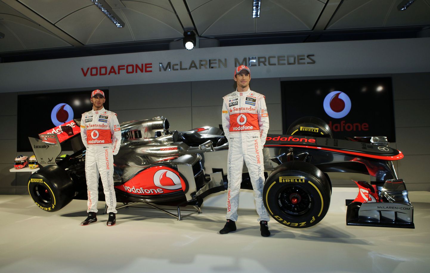 McLareni meeskonna piloodid Jenson Button ja Lewis Hamilton poseerivad uue vormeli ees.