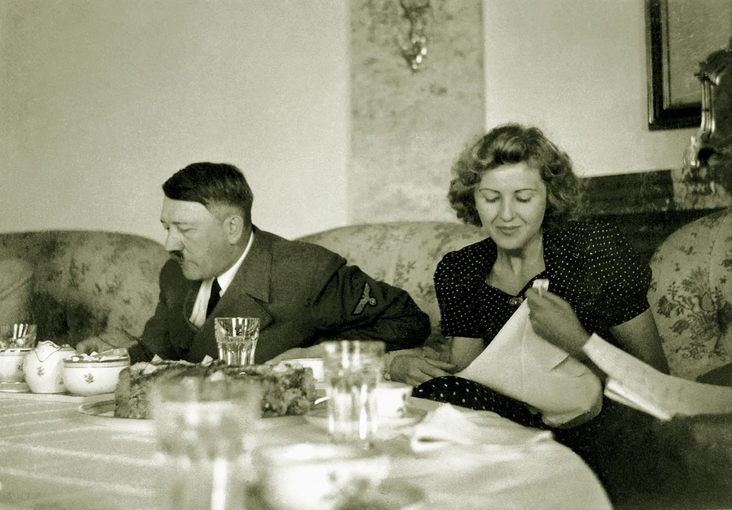 Eva Braun ja Adolf Hitler söömas. Pilt on 1942. aastast
