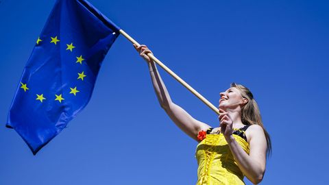 Euroopa Komisjon on hämmelduses ELi lippude keelamise pärast Eurovisioonilt